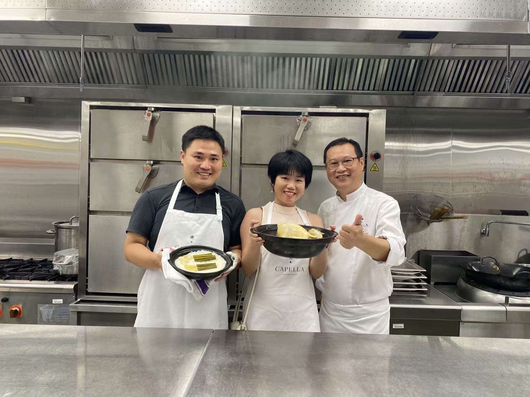 与三亚嘉佩乐酒店行政主厨Peter Ma在厨房一起制作海南文昌鸡。